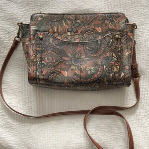 Sakroots Tracy Small Charging Crossbody Bag